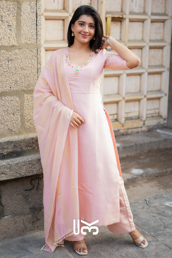 Noor Jadau Kurta Set In Peach