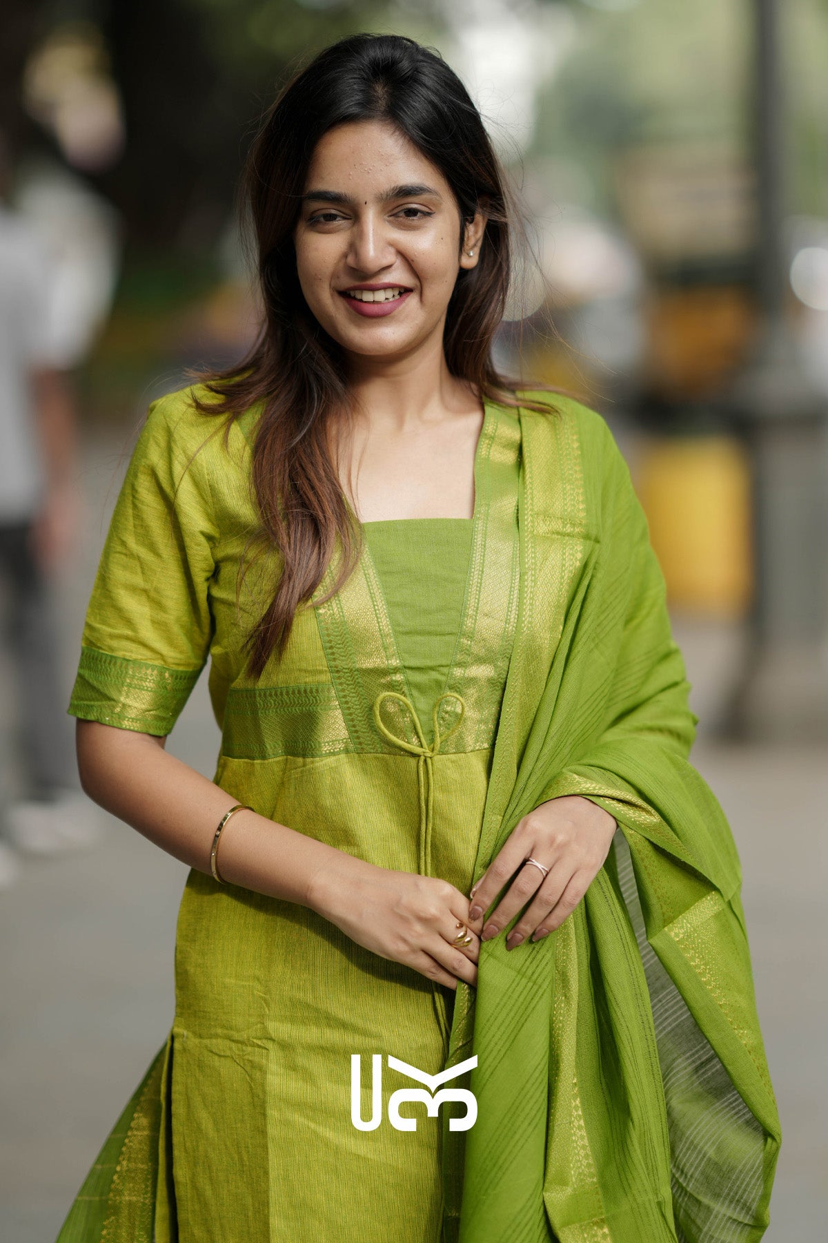 Vidhira Handloom kurta Set In Parrot Green