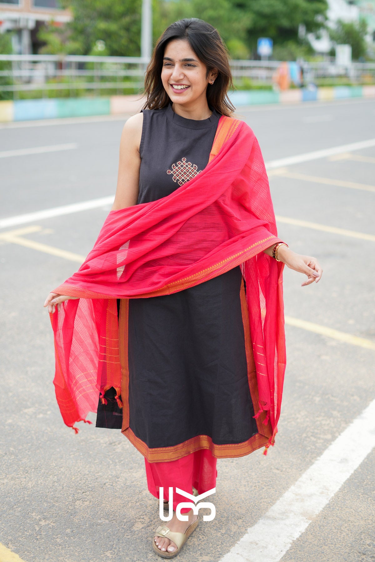 Kolam Handloom Kurta set (Dress) In Black