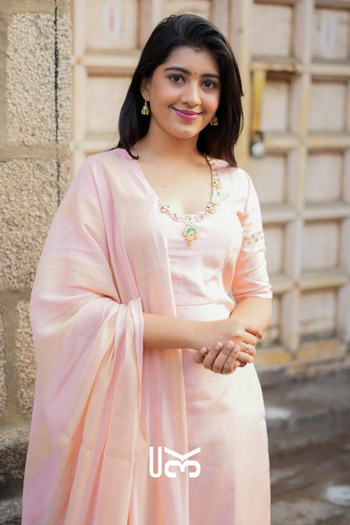 Noor Jadau Kurta Set In Peach