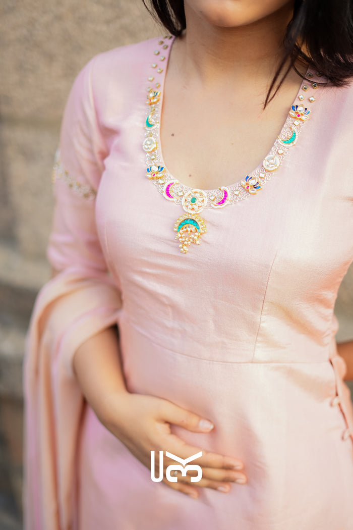 Noor Jadau Kurta Set In Peach