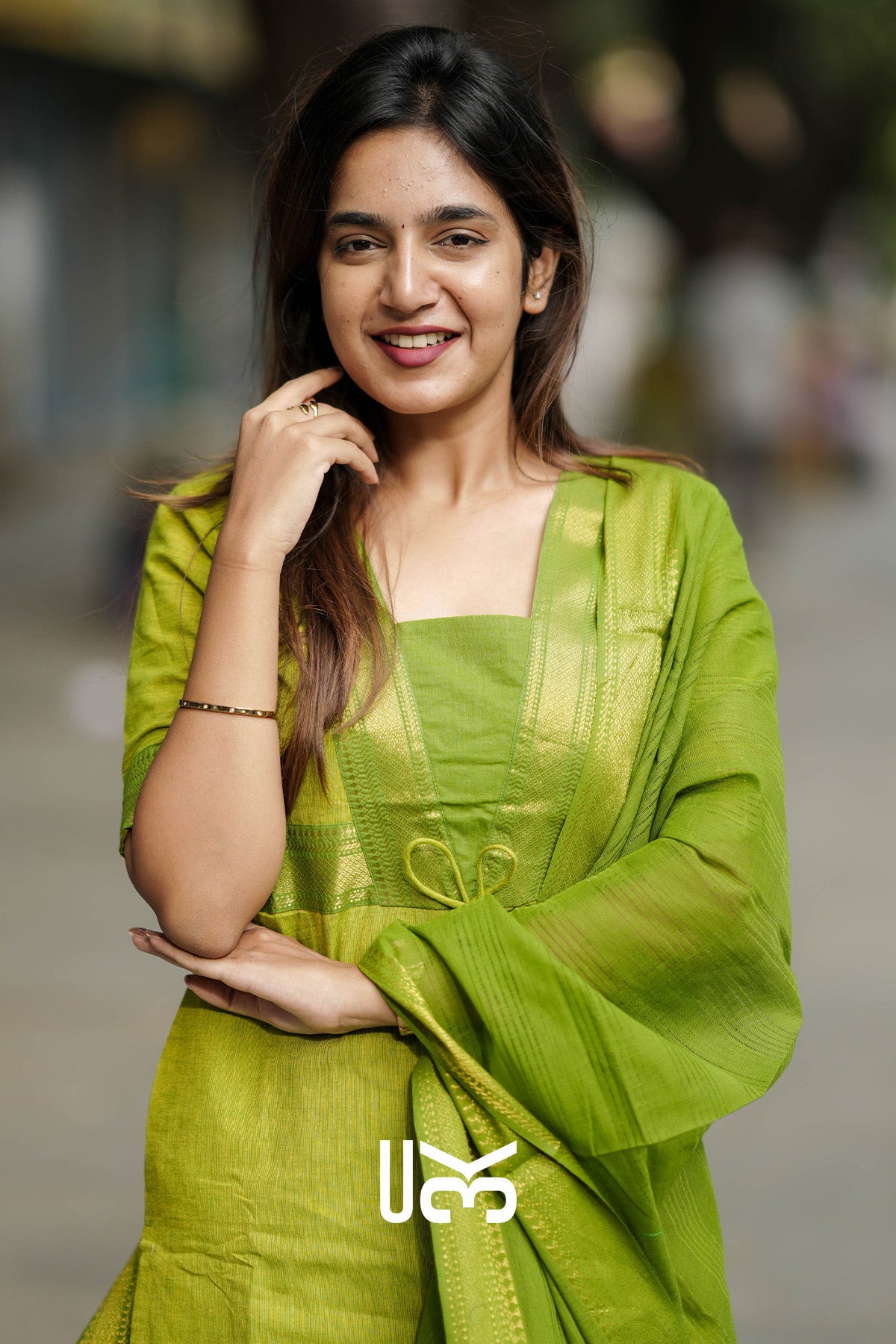 Vidhira Handloom kurta Set In Parrot Green