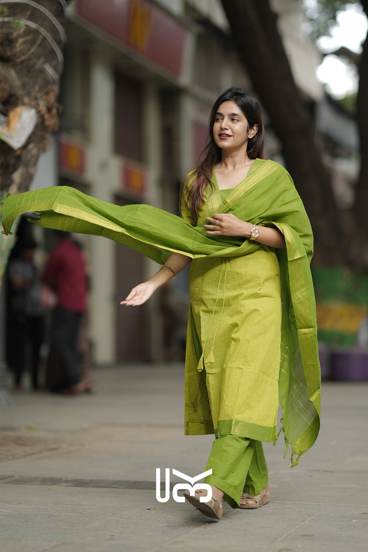 Vidhira Handloom kurta Set In Parrot Green